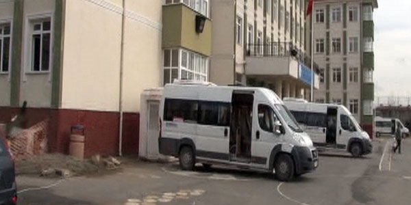 Boşanma davası açan eşini okul bahçesinde bıçakladı!