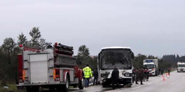 Askeri personel ta��yan ara� kaza yapt�: 1 �l�, 4 yaral�