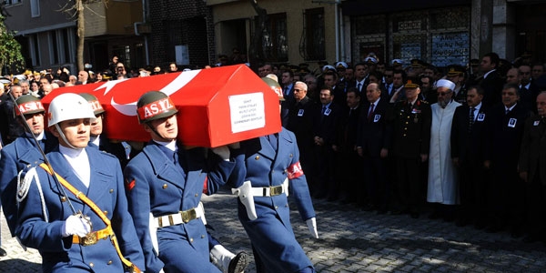 Şehit üsteğmen gözyaşlarıyla son yolculuğuna uğurlandı