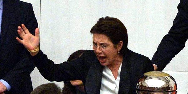 Ayşenur Bahçekapılı Meclis'te bayıldı