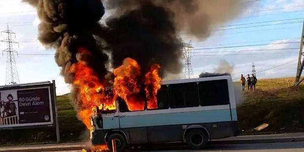 Üniversitelileri taşıyan minibüs alev alev yandı