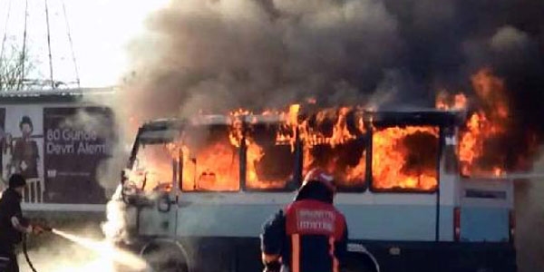 Üniversitelileri taşıyan minibüs alev alev yandı