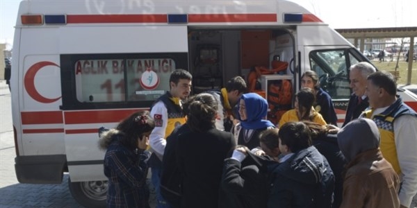 32 öğrenci yaş pastadan zehirlendi