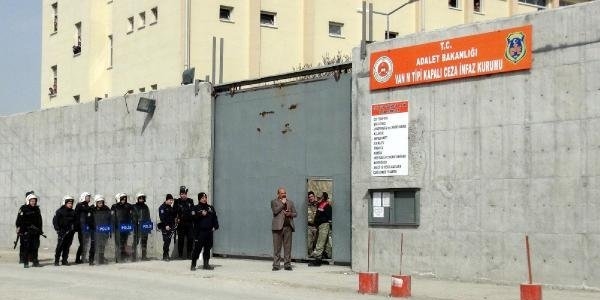 Van M Tipi Cezaevi �n�nde oturma eylemi