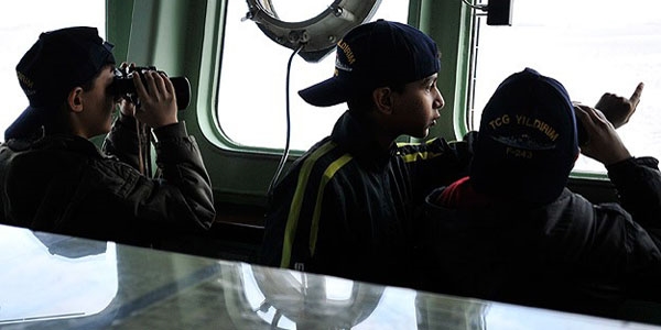 Koruma alt�ndaki �ocuklar donanmayla tan��t�