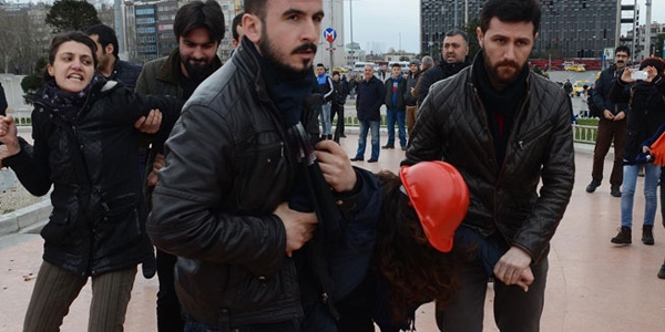 Pankart açan iki mühendis gözaltına alındı