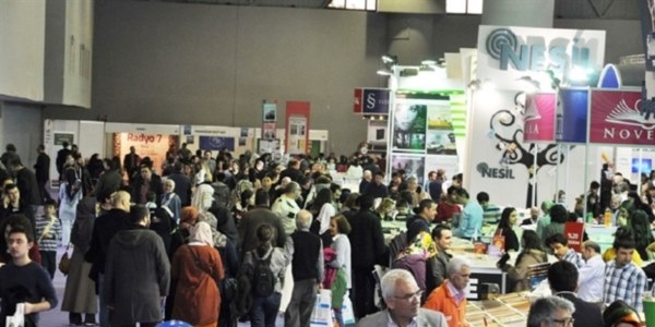 54 bin kitapsever fuara koştu