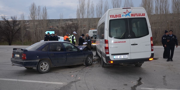 İşci servisi otomobil ile çarpıştı: 14 yaralı
