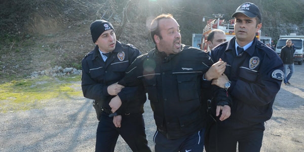 Dükkanı yıkılan gazi belediye binasını bastı