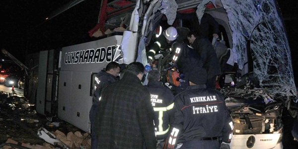 Yolcu otob�s� kaza yapt�: 2 �l�, 13 yaral�