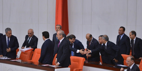 Seçimden önce bakanlar neden istifa ediyor?