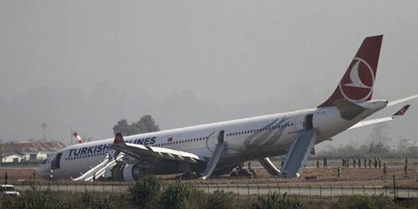 THY uçağı Nepal'de pistten çıktı