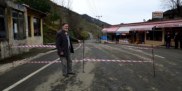 Belediyeye kızdı, yolu kapattı