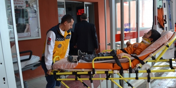 Okul kapısında otomobil çarptı