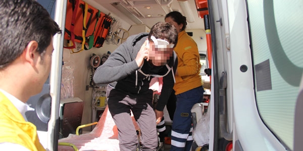Lise öğrencisi silah kabzasıyla yaralandı