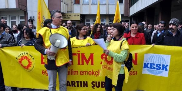Sopalı nöbete tepki gösteren öğretmene 'kınama' cezası