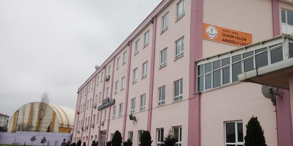 Kantinde sıra beklerken 4 öğrenci akımı kapıldı