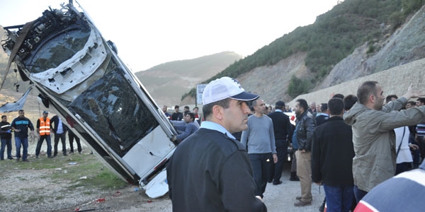 Otomobil baraj g�l�ne u�tu: 2 �l�