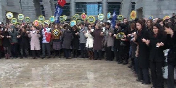 'Sivil memurlar, amirlerinin iki dudağı arasında'