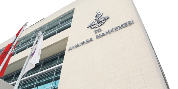 AYM, gazeteci ve vekili karıştırdı!