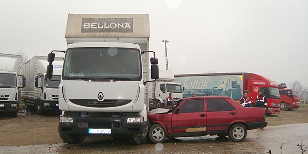 Kamyonla çarpışan otomobilde 4 öğrenci yaralandı