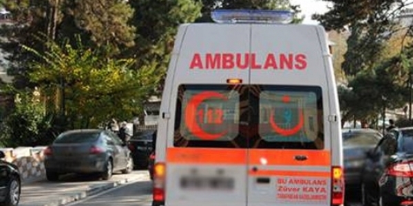 Ambulans kaza yapt�: 2 yaral�