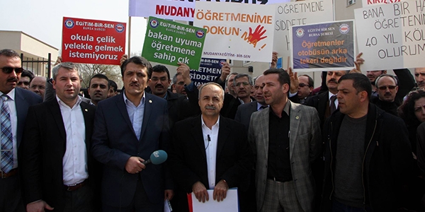 ��retmenlerden dayak eylemi