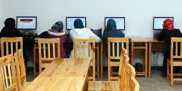 Kadnlar iin 'pembe internet kafe'ler geliyor