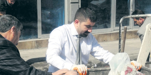 İşçiler grevde, belediye başkanı çöp topluyor