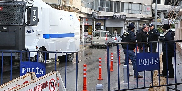 Gözaltındaki 10 polis sağlık kontrolünden geçirildi