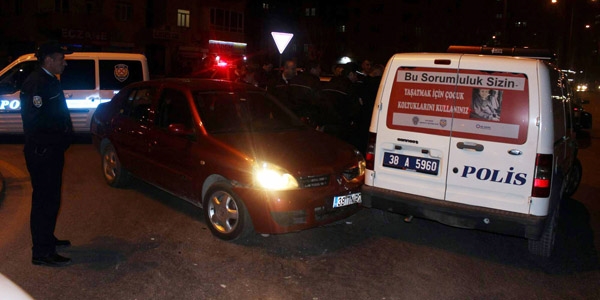 Otomobil ile polis otosu çarpıştı: 1 polis yaralı
