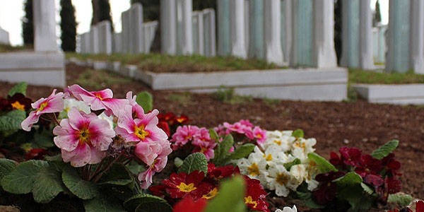 Şehitlik ve anıtlar 40 bin çiçekle renklendi