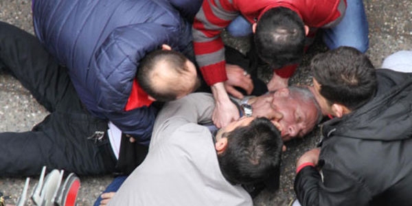 Bu kez vatanda�lar doktorun hayat�n� kurtard�