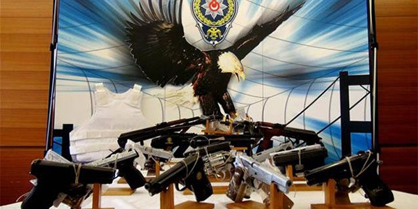 'Mafya' operasyonunda ele geçirilen silahlar sergilendi