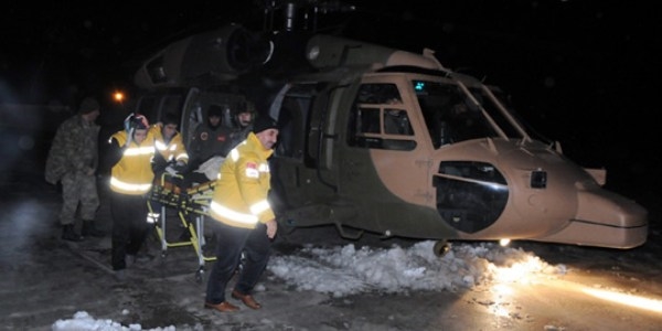 Rahatsızlanan asker helikopterle hastaneye kaldırıldı