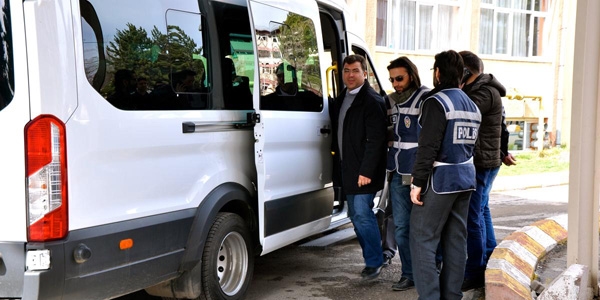 Sivas'ta 2 polis tutukland, 4' serbest