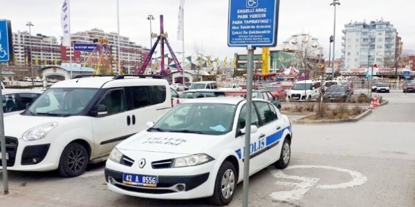 Engelli yerine park eden ekip otosuna ceza yazıldı