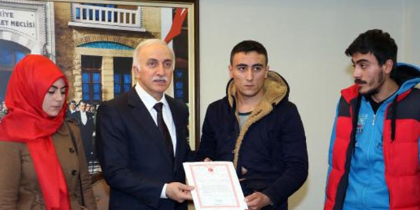 Şehit ailesi ile kazada yakınını kaybeden askere ev bağışladı