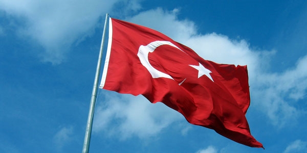 Okul önündeki Türk bayrağını indirip yakmaya çalıştılar!