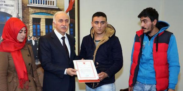 Şehit ailelerine 2 daire bağışladı