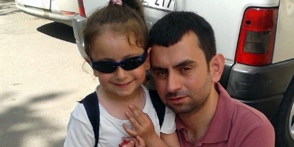 4 y�ld�r atanamayan e�iyle ayr� ya��yor