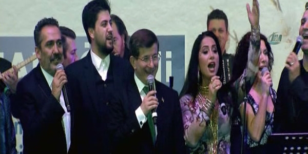 Davuto�lu sanat��larla �ark� s�yledi