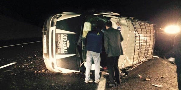 Erzurum'da minibüs devrildi: 15 yaralı