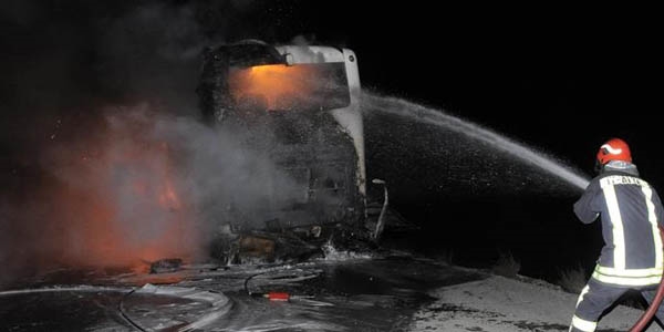 Gezi otob�s�nde yang�n ��kt�