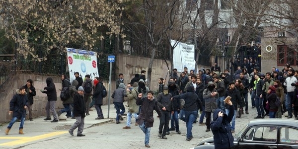 Ankara Üniversitesi'nde taşlı-sopalı kavga
