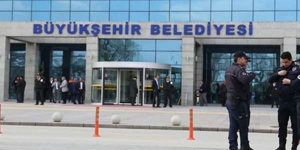 Ankara Bykehir Belediyesi nnde hareketli dakikalar