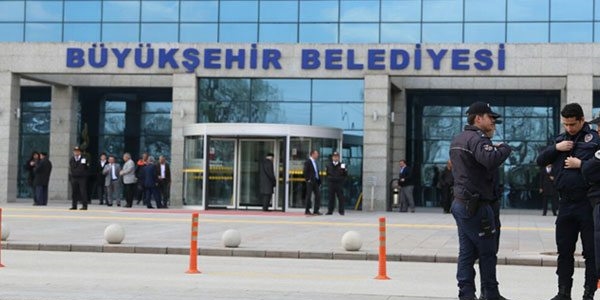 Ankara Büyükşehir Belediyesi önünde hareketli dakikalar
