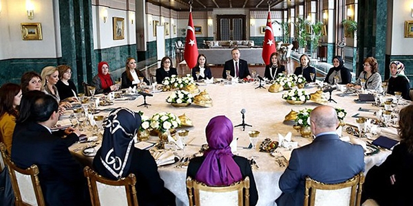 Saray sofrasında 'kadına yönelik şiddet' konuşuldu