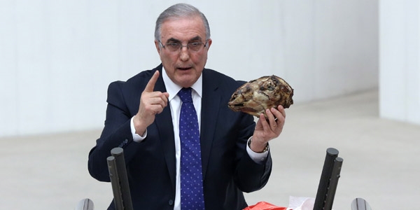 CHP'li Öğüt kürsüye pişmiş kelle ile çıktı