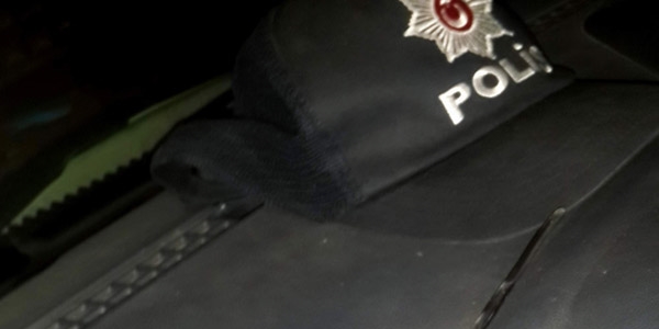 Öfkeli koca polise yumruk attı